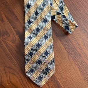 Pierre cardin - Geometric Patterned Tie in Gold and Black